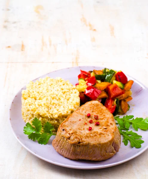 Burghul mit gegrilltem Gemüse — Stockfoto