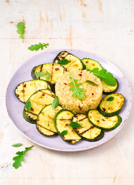 Burghul mit gegrilltem Gemüse — Stockfoto