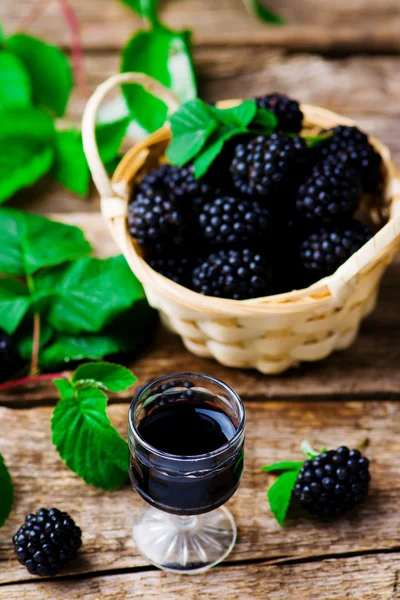 Likeur van blackberry in een shot glas — Stockfoto