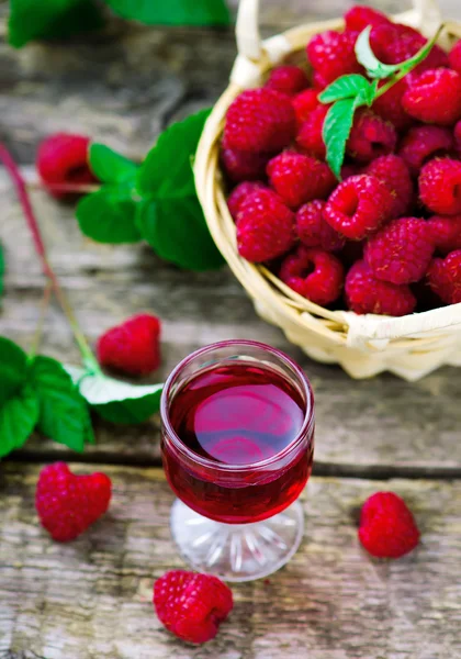 Liqueur de framboise dans un verre à shot — Photo