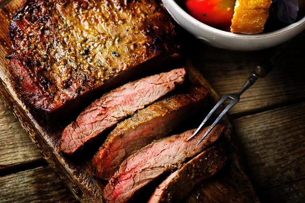 Bife flanco com salada de tomate . — Fotografia de Stock