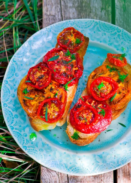 面包与烘烤的蕃茄 — 图库照片