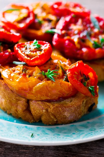 Bruschetta med Ugnsbakad tomat — Stockfoto