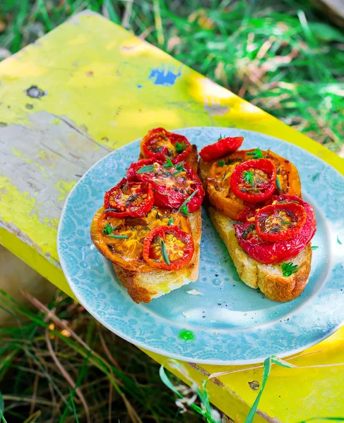 Bruschetta med Ugnsbakad tomat — Stockfoto