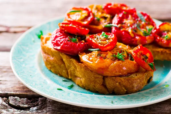 Bruschetta med Ugnsbakad tomat — Stockfoto