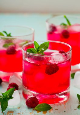 Ahududu, nane ve buz ile soğuk içecek