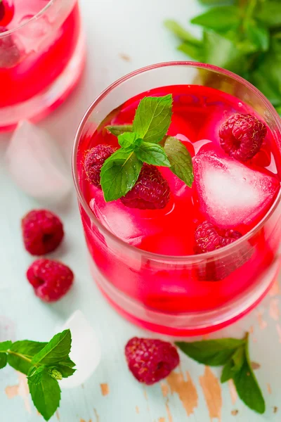 Kaltgetränk mit Himbeere, Minze und Eis — Stockfoto