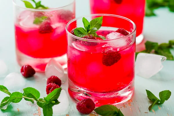 Boisson froide avec framboise, menthe et glace — Photo