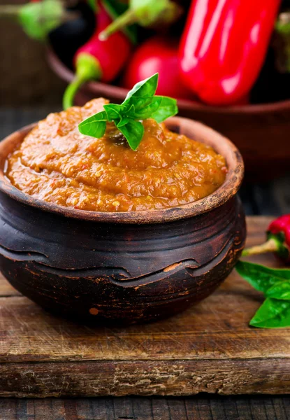 Pasta de berenjena en una olla de cerámica — Foto de Stock