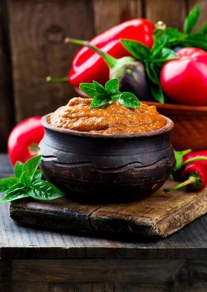 Pasta di melanzane in una pentola di ceramica — Foto Stock