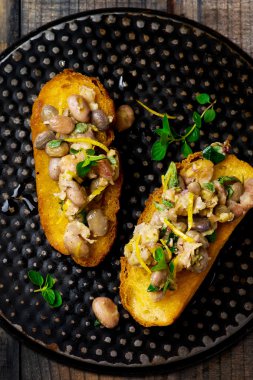 Bruschetta kuru ve limon ile