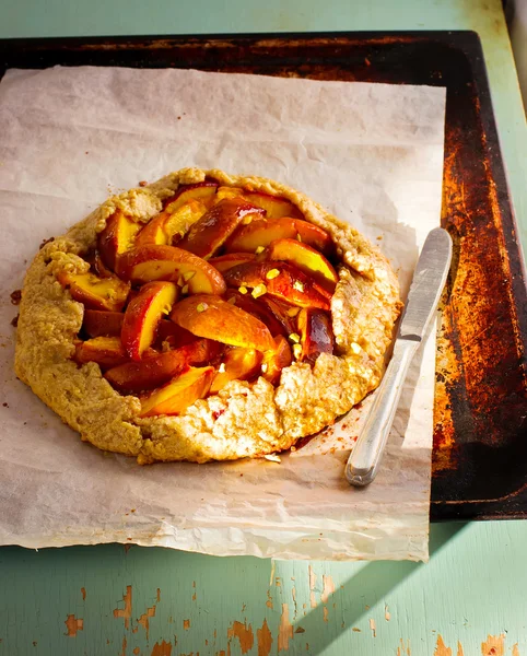 Tårta från fullkorn mjöl med nektariner — Stockfoto