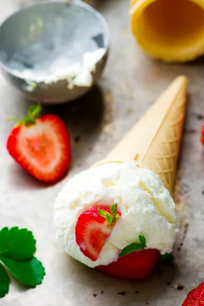 Ijs met aardbeien — Stockfoto