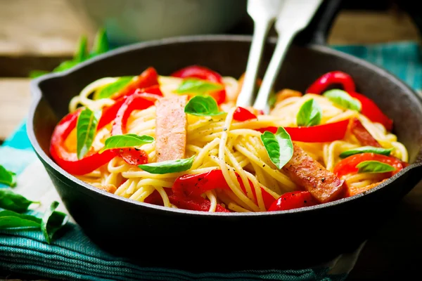 Špagety s paprikou a šunkou — Stock fotografie
