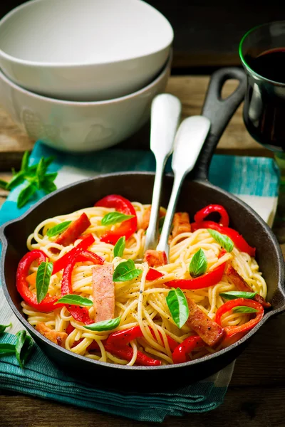 Spaghetti met peper en ham — Stockfoto