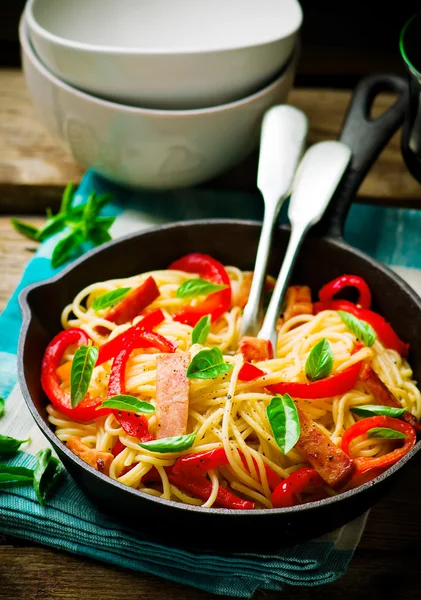 Špagety s paprikou a šunkou — Stock fotografie