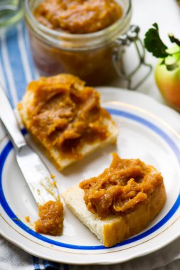 ekmek dilimleri üzerine karamelli elma tereyağı