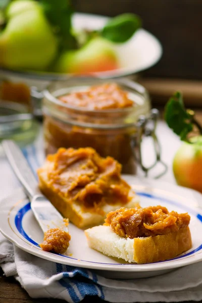 Manteiga de maçã de caramelo em fatias de pão — Fotografia de Stock
