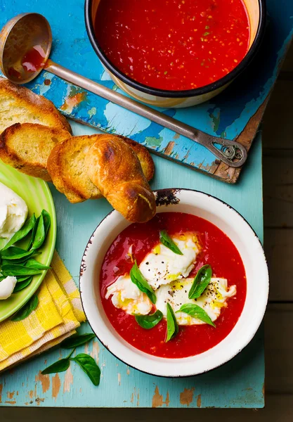 Tomatoes  soup  with mozzarella and basil. — Stock Photo, Image