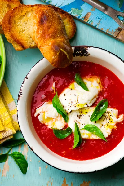 Zupa z pomidorów z mozzarellą i bazylią. — Zdjęcie stockowe