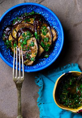 Yeşil soslu fırında patlıcan