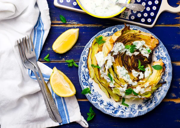 Der Kohl auf dem Grill gebacken — Stockfoto