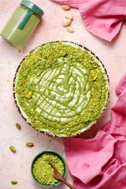 Pistachio tiramisu.Top veiw.style vintage. Seçici odak
