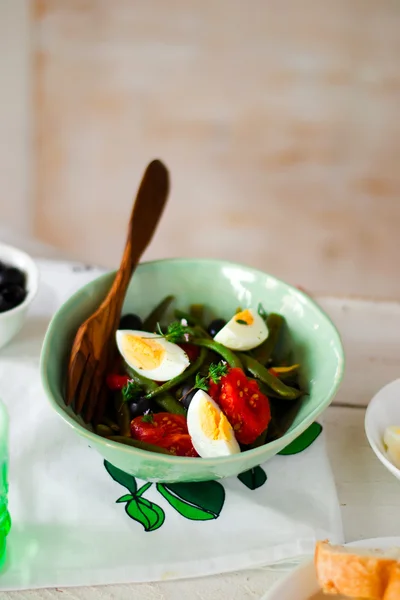 Салат из зеленой фасоли с оливками и яйцом — стоковое фото