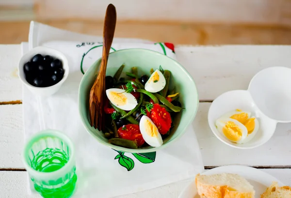 Salada de feijão verde com azeitonas e ovo — Fotografia de Stock