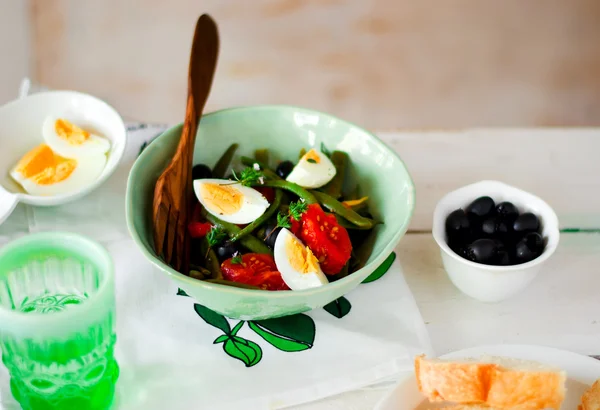 Sałatka z zielonej fasoli z oliwkami i jajkiem — Zdjęcie stockowe