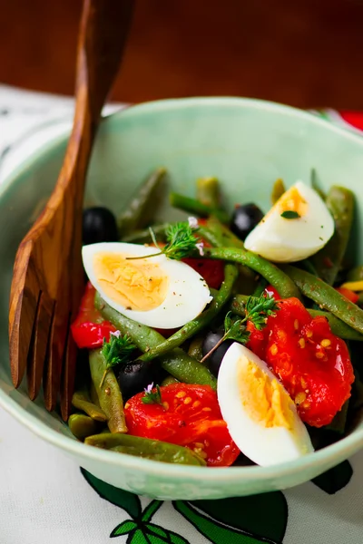 Salat aus grünen Bohnen mit Oliven und Ei — Stockfoto