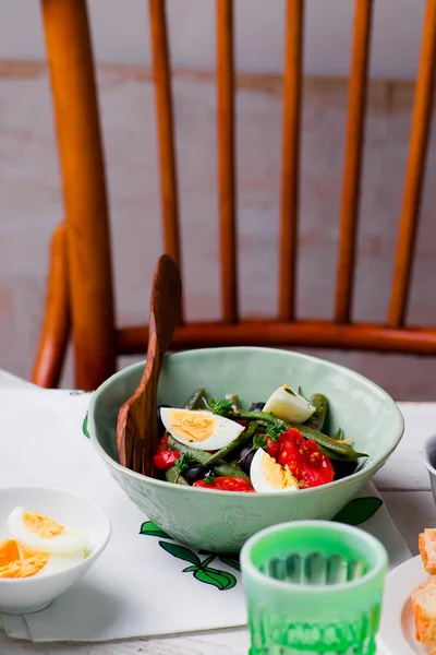 Салат из зеленой фасоли с оливками и яйцом — стоковое фото