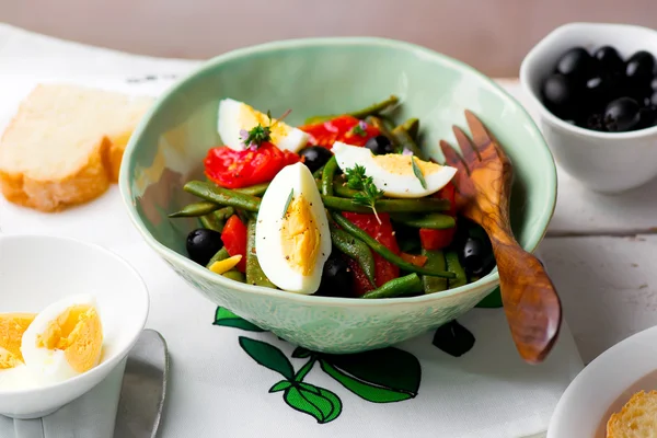 Ensalada de judías verdes con aceitunas y huevo —  Fotos de Stock