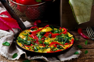 fritatta patates, biber ve swiss chard.
