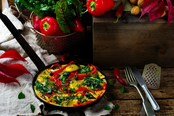 Fritatta mit Kartoffeln, Pfeffer und Mangold. — Stockfoto