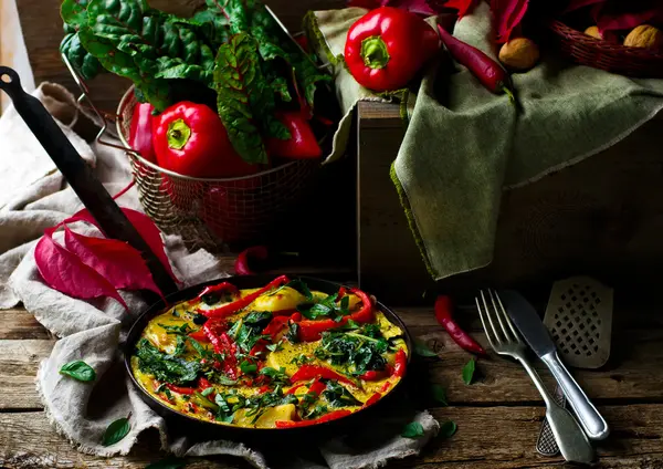 Fritatta mit Kartoffeln, Pfeffer und Mangold. — Stockfoto