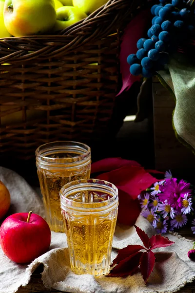 Sidra de manzana en vasos de vidrio vintage — Foto de Stock