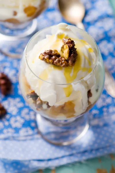 Apple dessert with ice cream — Stock Photo, Image