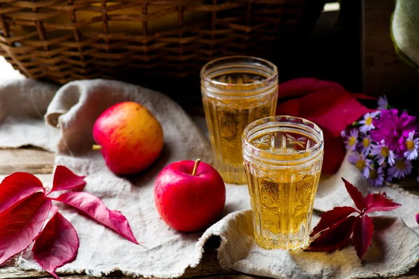 Cidru de mere în pahare de sticlă de epocă — Fotografie, imagine de stoc