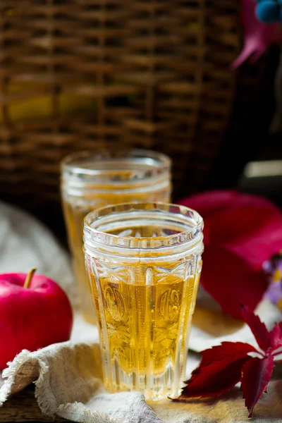 Cidre de pomme en verres en verre vintage — Photo