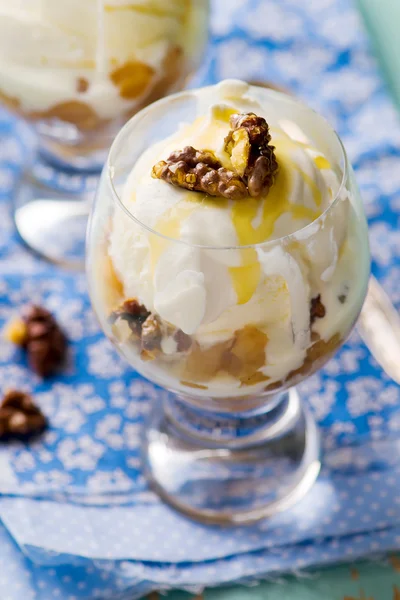 Postre de manzana con helado — Foto de Stock