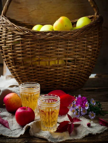 Cidre de pomme en verres en verre vintage — Photo
