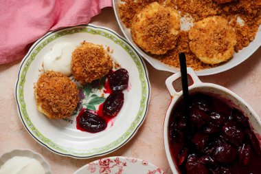 Geleneksel Avusturya süzme peynirli hamur köfteleri erik kompostosu ve ekşi krema ile. Top veiw.style sarılma. Seçici odak noktası