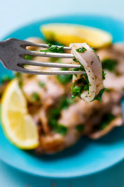 Grillad calamary en grill med persilja och citron — Stockfoto