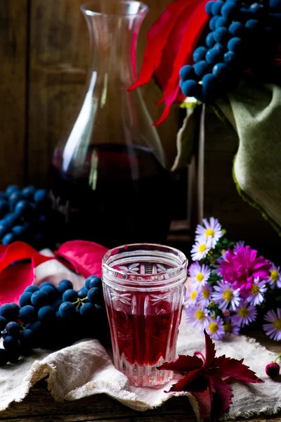 Junger Wein im Vintage-Glas — Stockfoto