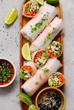 Sebzeli börek, yengeç çubuğu ve acılı sos.