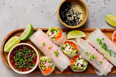 Sebzeli börek, yengeç çubuğu ve acılı sos.