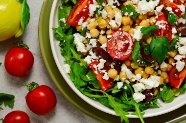 Nohutlu salata, feta, kiraz domatesleri ve roka... üst veiw .net odak.