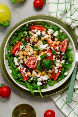 Nohutlu salata, feta, kiraz domatesleri ve roka... üst veiw .net odak.