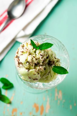 Naneli ve çikolatalı dondurma.